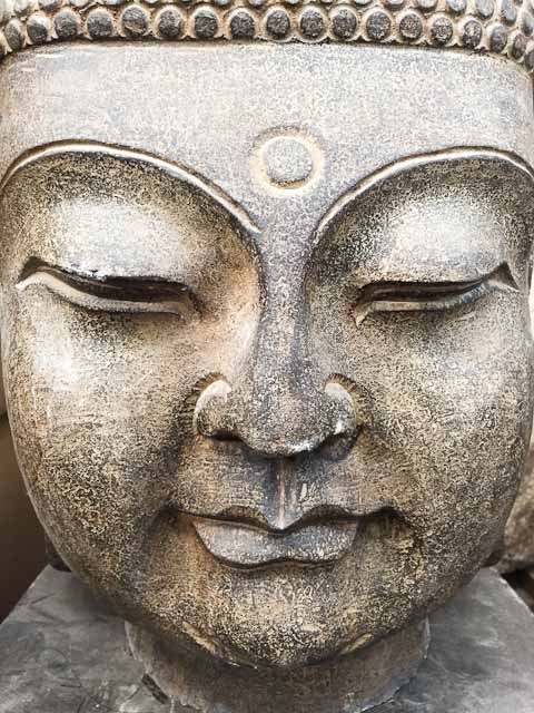 Groot stenen Boeddha hoofd & accessoires | The Silk Collection