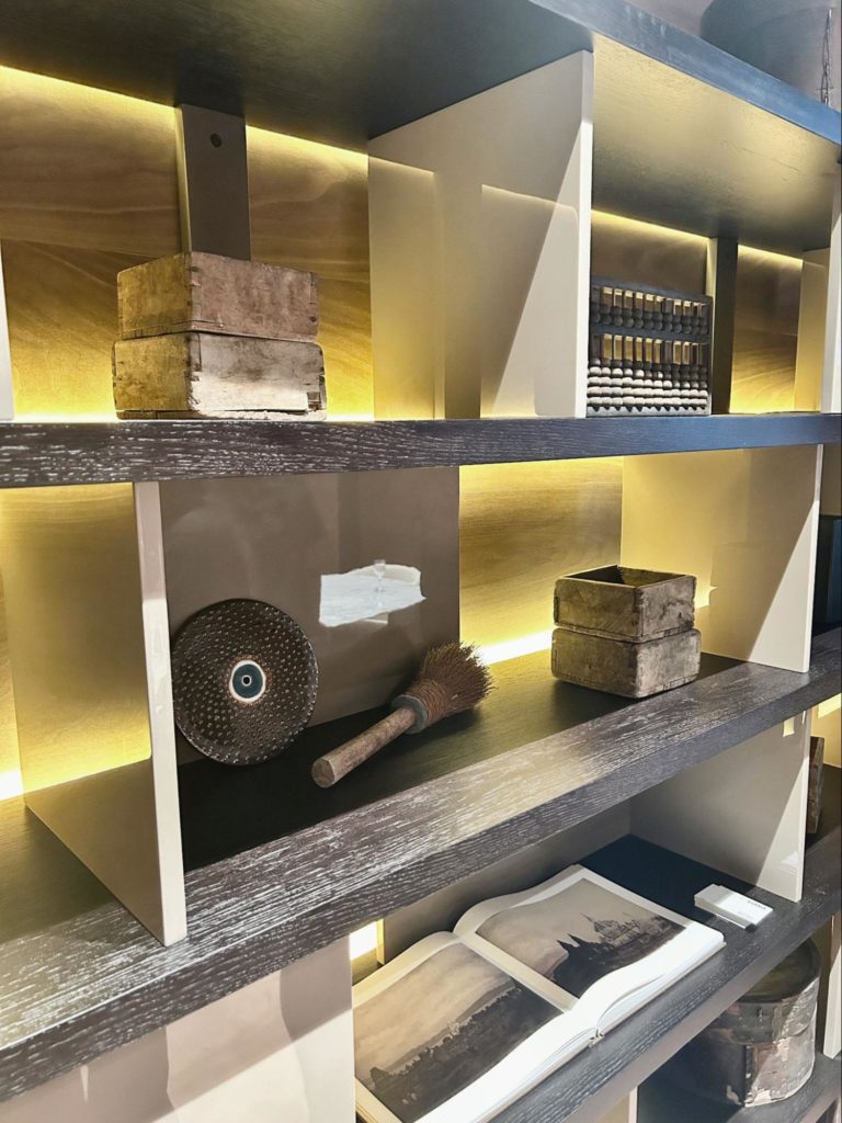 Gros plan sur nos brosses artisanales sur mesure et anciennes boîtes en bois dans le nouveau magasin de Casa International Italy.