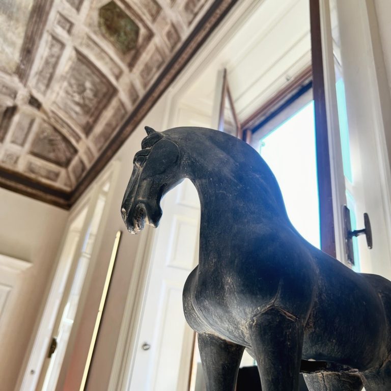 Statue de cheval inspirée de la dynastie Tang au showroom de Conte Casa.